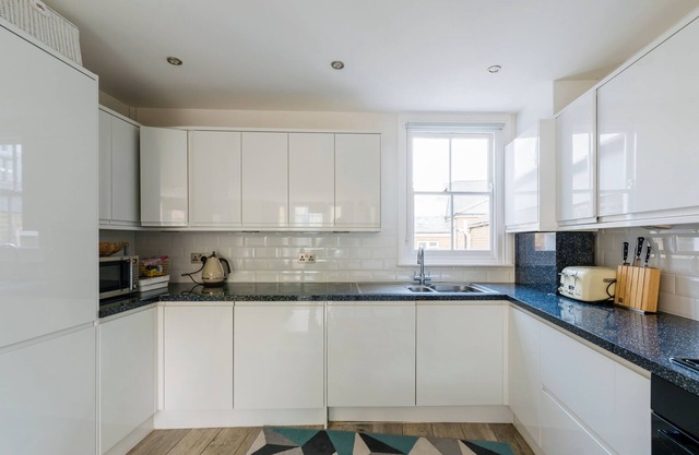 Comfortable and spacious Fulham apartment - homely and inviting.