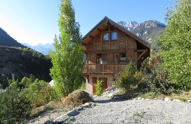 Comfortable apartment in wooden chalet, private parking, superb view.