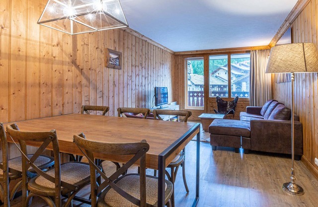 *Comfortable Apartment, WiFi, Parking, South-Facing, Heart of Val-d'Isère, Close to Slopes*