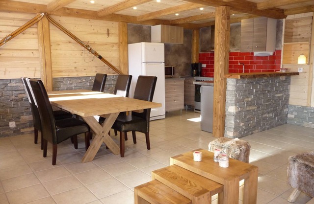 Comfortable chalet for 8, ski-in/ski-out, 3 bdrms, parking, pet-friendly