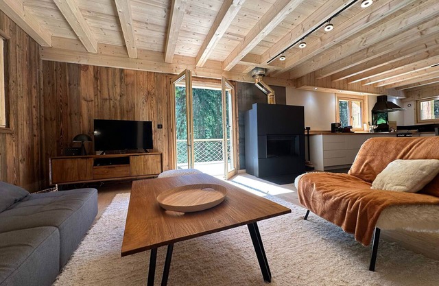 Comfortable chalet with fireplace and terrace in Samoëns