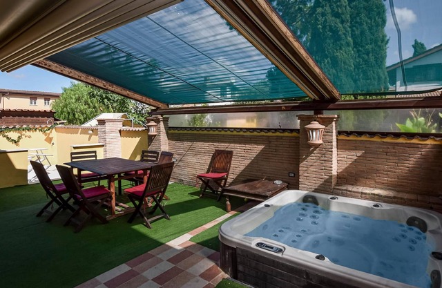 Comfortable cottage with outdoor jacuzzi.