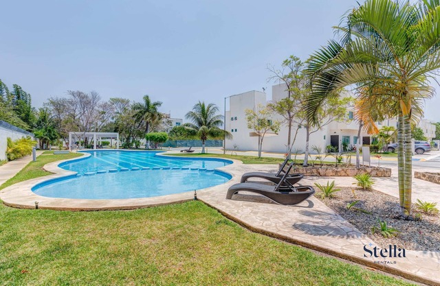 Comfortable Family Retreat: Pool, BBQ & Playground