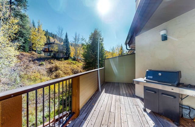 Comfortable, family-friendly townhouse with mountain views and a full kitchen