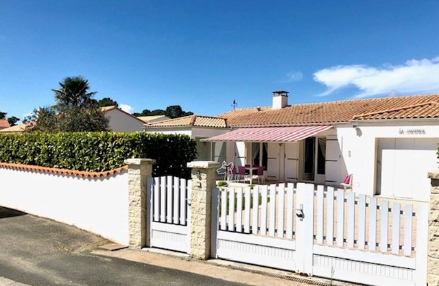 Comfortable House with Garden near Beach, Sleeps 5, Garage, and Baby Gear Provided