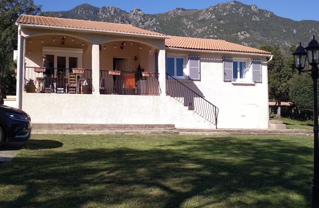 Comfortable detached house close to the beach with quiet garden