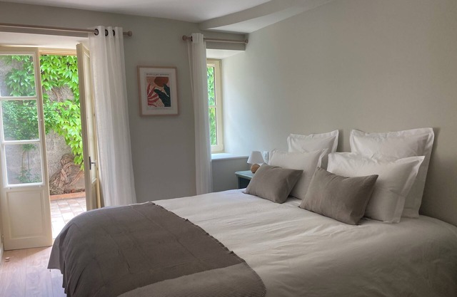 Comfortable apartment in the heart of a wine village, facing the château