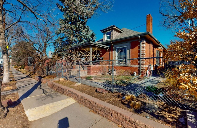 Comfortable guesthouse, prime location with patio