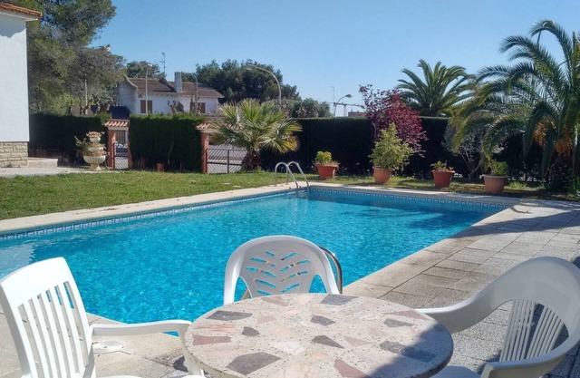 Comfortable house with BBQ and private swimming pool close to the beach