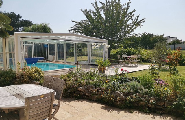 Comfortable house with swimming pool in season for 8 people close to all amenities