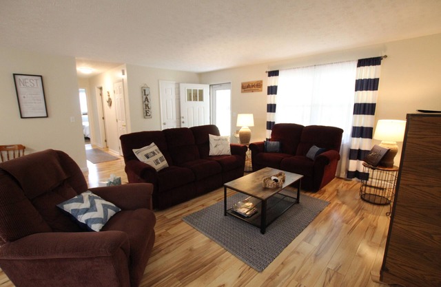Comfortable lake living, pool access, 3 miles to marina
