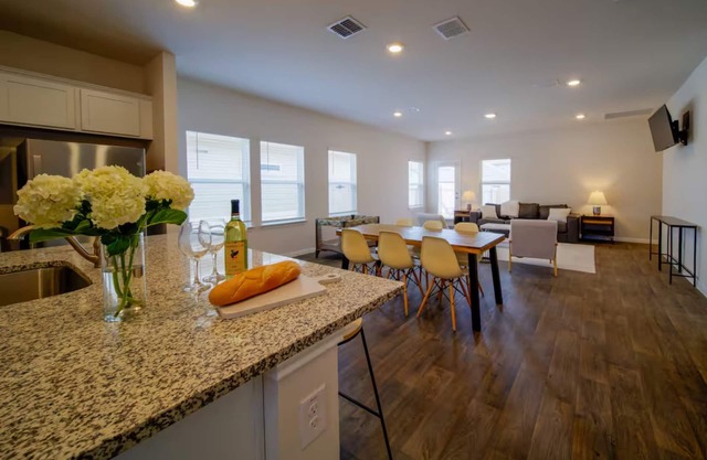 Comfortable Midterm 4BR in Manor Near Tesla & Samsung Furnished + Flexible Stays