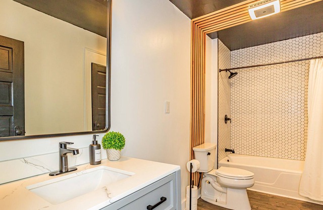 Comfortable & Quiet 3 Bedroom Parkside Duplex W/ King Bed