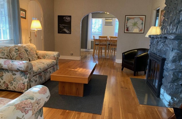 Comfortable Romantic Place, Relaxation, Great Location, Great Neighborhood,