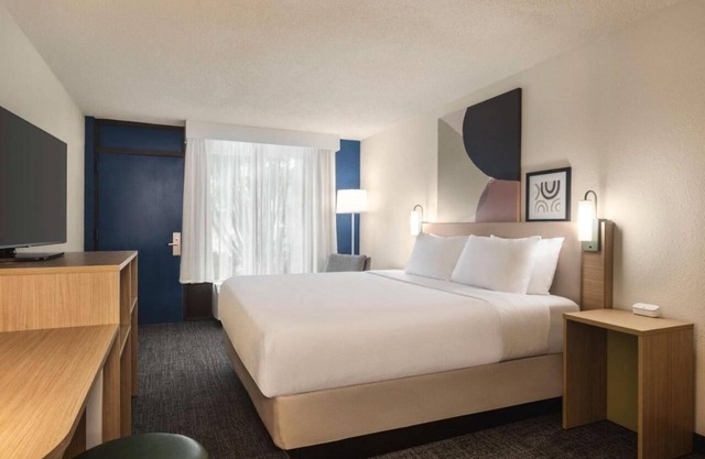 Comfortable Room w/Free Breakfast, Pool & Pet-Friendly Near Beaches