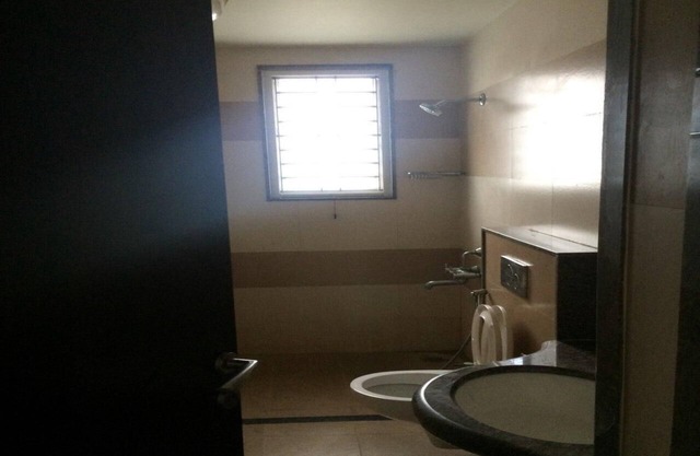 Comfortable & Spacious Home Near Airport