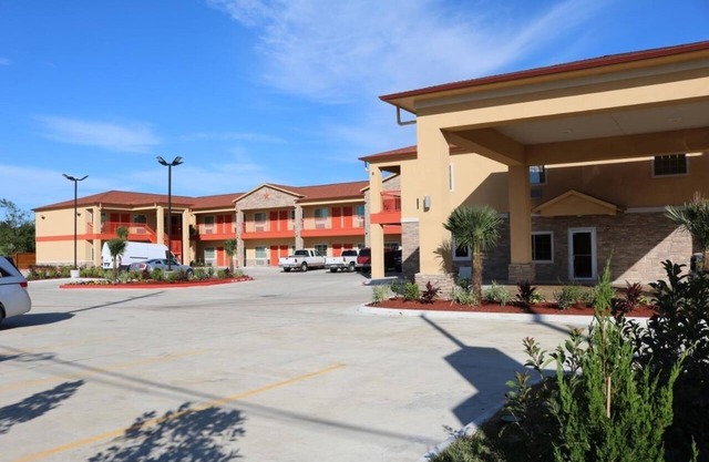 Comfortable Stay Ideal For Family | Right off Highway 1960