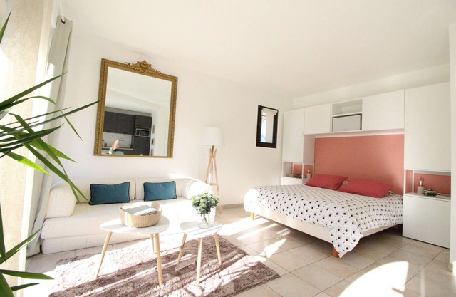 Comfortable studio (30m2) with pool and garden