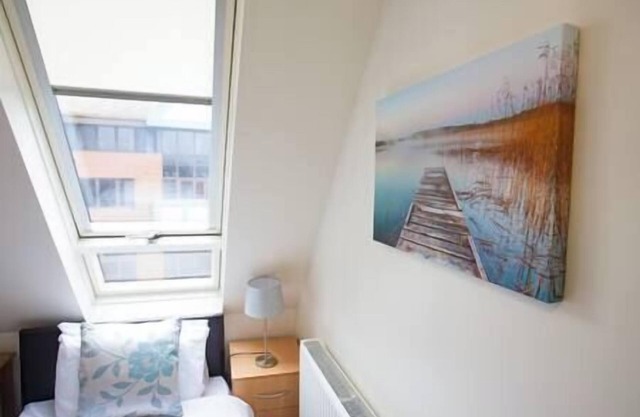 Comfortable Swindon 3 bedroom Town Centre Apartment with en-suite, FREE Parking