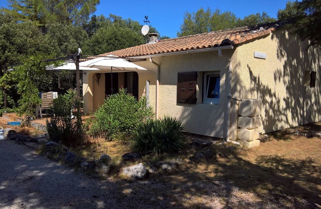 Comfortable vacation home with large garden, ideal for tall people.
