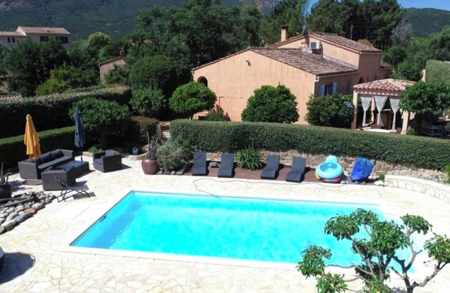 COMFORTABLE VILLA WITH PRIVATE POOL AND JACUZZI CLOSE TO THE BEACH
