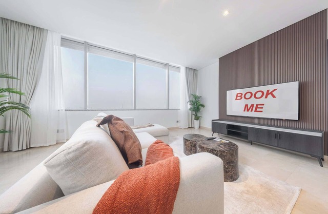 Comfy 1 Bed in Sky Gardens Sleeps 4 With Pool!