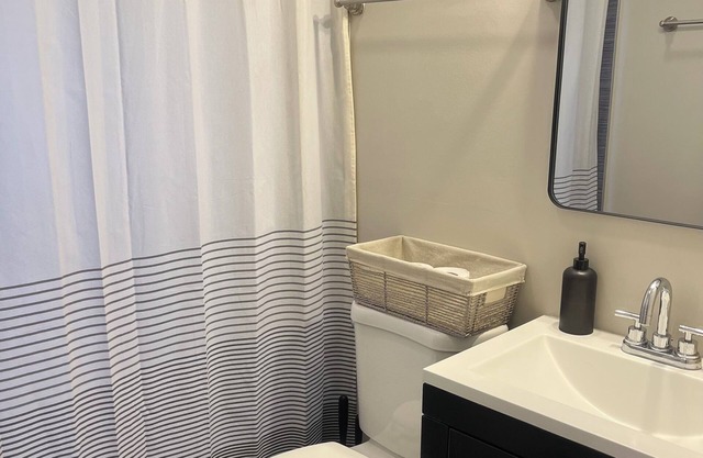 Comfy 2-bedroom apartment with WiFi, in historic Chicago neighborhood