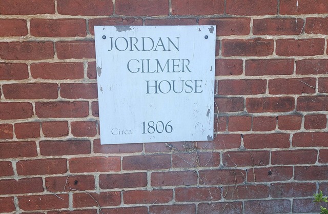 Comfy 2-bedroom plus loft historic building renovated, convenient to everything