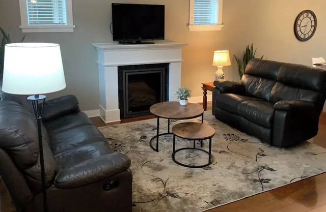 Comfy, 3 bed house, AC, Patio, and Parking