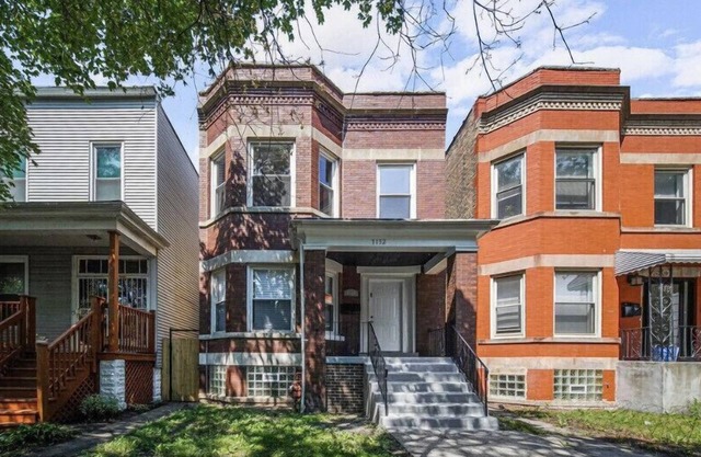 Comfy 4 bedroom Apartment in the center of CHICAGO! 15 mins from Downtown!