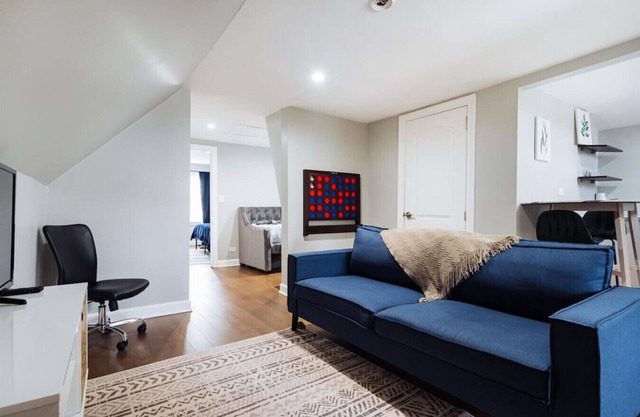 Comfy Avondale Flat - Sleeps 5 - Great amd Fun Neighborhood