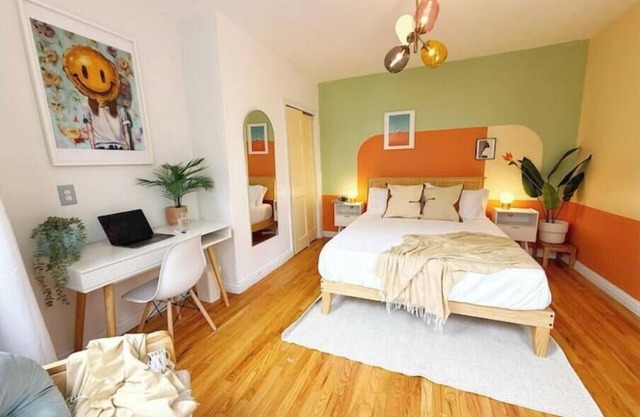 Comfy Clean 2BR 1BA Home- 15 mins to Times Square!