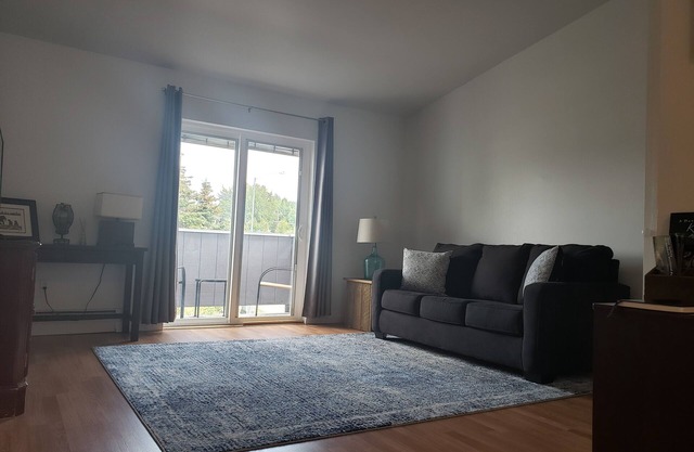 Comfy & Cozy Stay w/Mountain View Centrally Located 5 to 7 mins from everything
