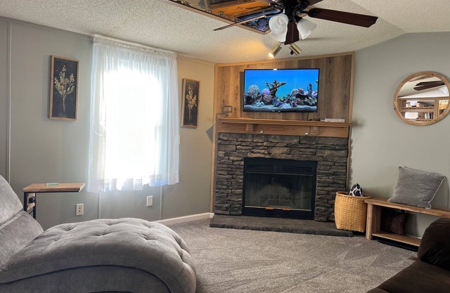 Comfy Mobile Home located minutes from restaurants and venues.