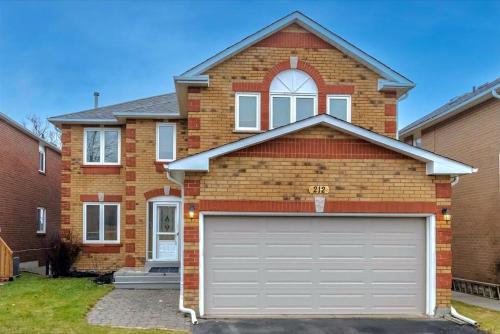 Comfy & Spacious 4BR Family Home with Free Parking, Laundry, BBQ! 10 Min Walk to Headwaters Hospital, 5 Min Drive to Mount Alverno Luxury Resorts, Ideal for Medical, Vacation or Work Stays!