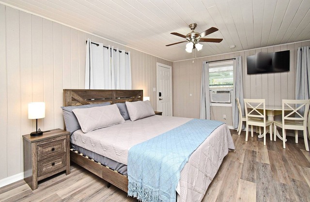 Comfy Studio Apartment Near Downtown and Disney