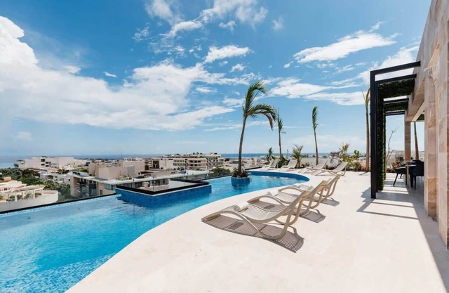 Comfy Studio Steps to 5th Ave and Beach, Pool, Gym