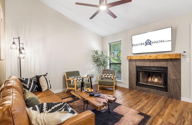 Community Outdoor Pool, Boat Slip, Pickleball & More-Free Tickets w Upgraded Bungalow