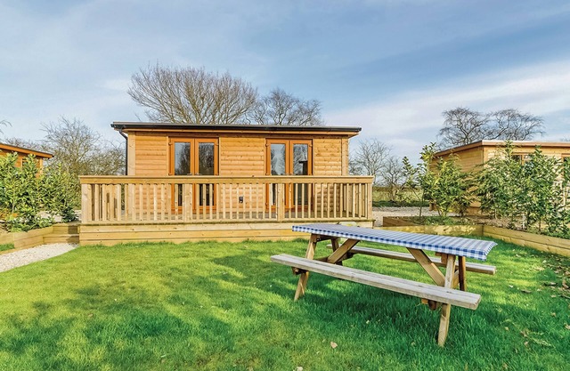 Compact lodge finished to a high standard with one double and one with bunks.