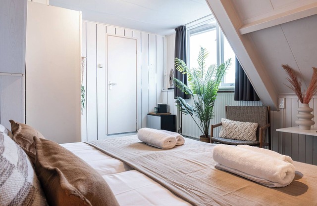 Compact suite in Zoutelande - Relax by the sea with a private bathroom.