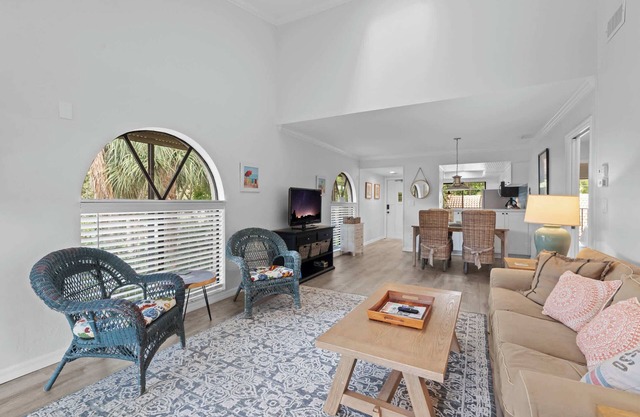 Completely Refurbished Centrally Located In Naples!