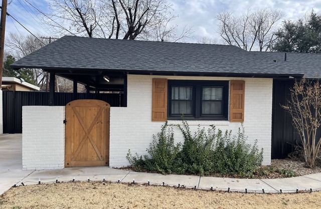 Completely remodeled 1 bedroom guest house, close to TTU and Hospitals