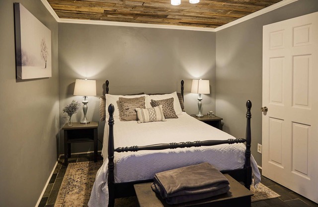 Completely Remodeled- 1/1 just 2 blocks from the base!