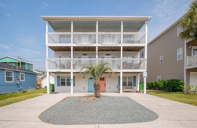 Completely Remodeled - Beach Access 3 Doors Down - Near Kure Beach Pier