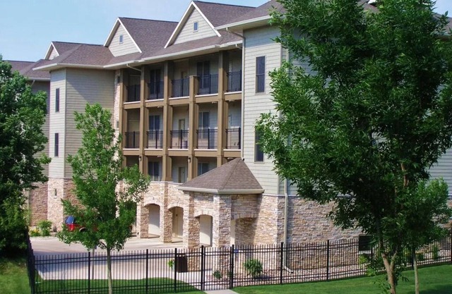 Condo, Arnolds Park, Walk to Restaurants & Shops, 4 Bedroom, 2 Bath, Pool