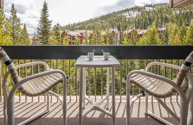 Condo w/beautiful fireplace, stunning views and great location - Stillwater Family Lodge