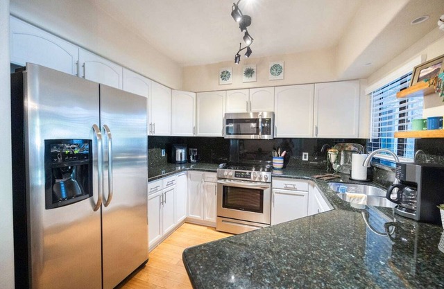 Condo w/pool, spa, sauna and nearby hiking!
