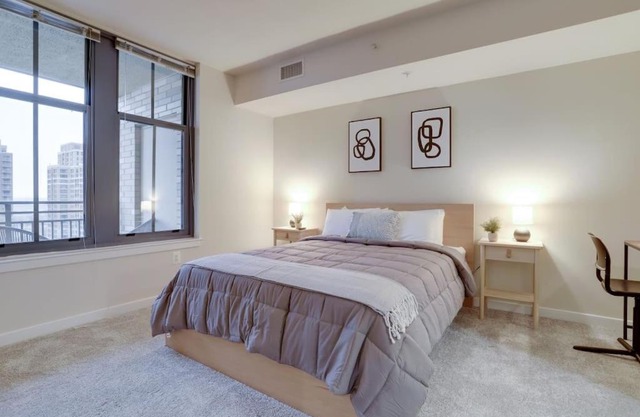 Condo with Gym and Pool in Pentagon City 8min to DCA