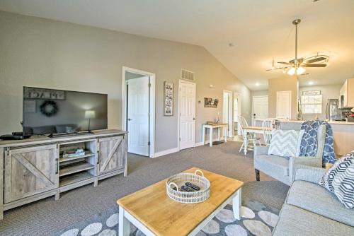 Condo with Pool Access 3 Mi to Branson Strip!