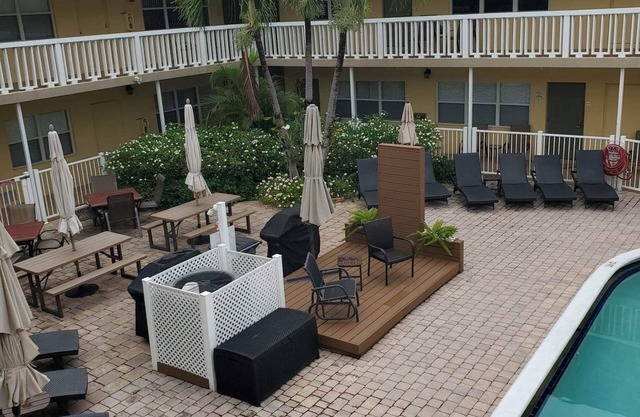 Condo with pool, walking distance to beach, groceries and several restaurants